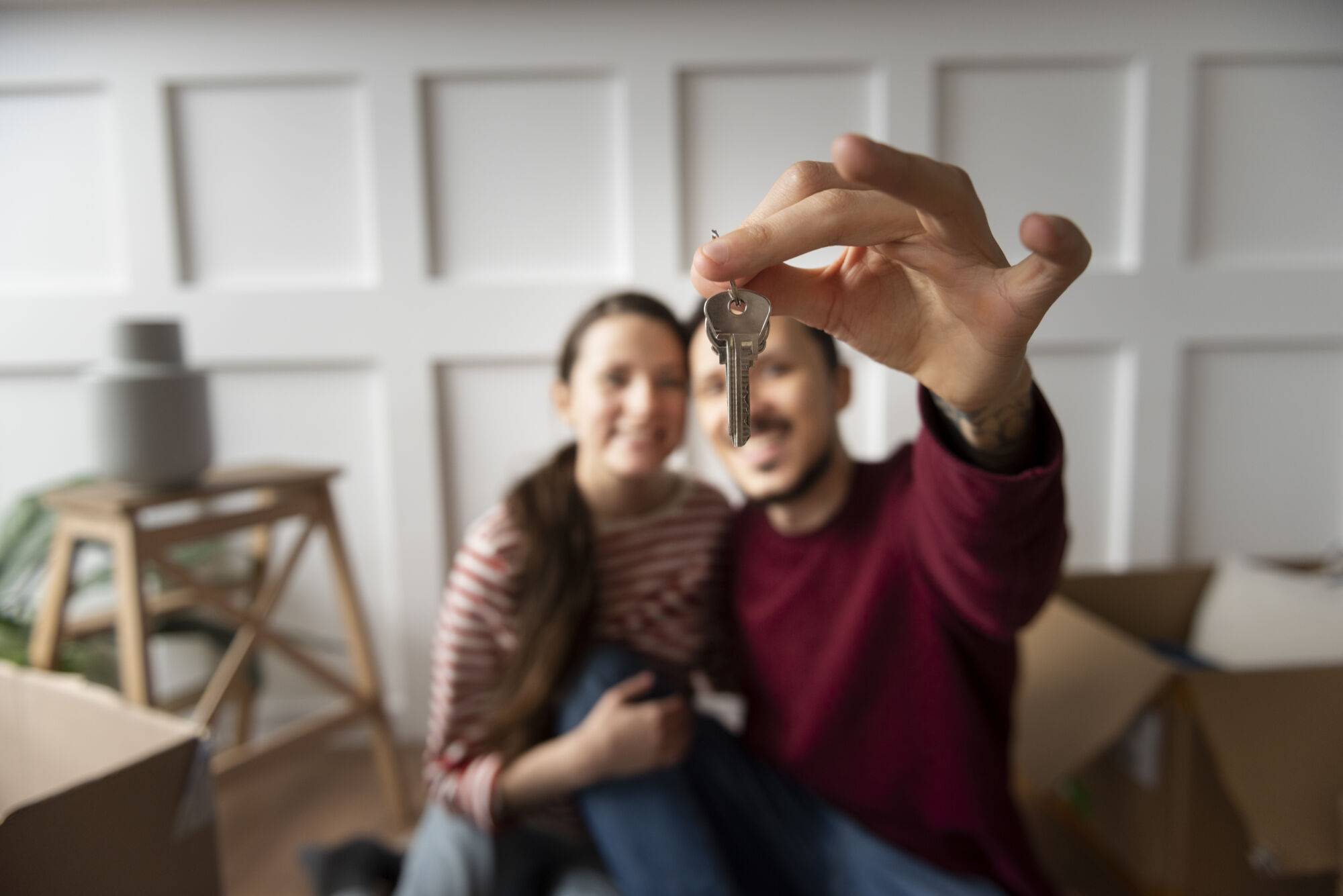 JEUNE COUPLE EMMENAGEANT DANS UNE NOUVELLE MAISON | SOVIA CONSTRUCTIONS Accompagnement sur mesure pour votre achat immobilier en Alsace sur Colmar et Strasbourg Wittelsheim 0